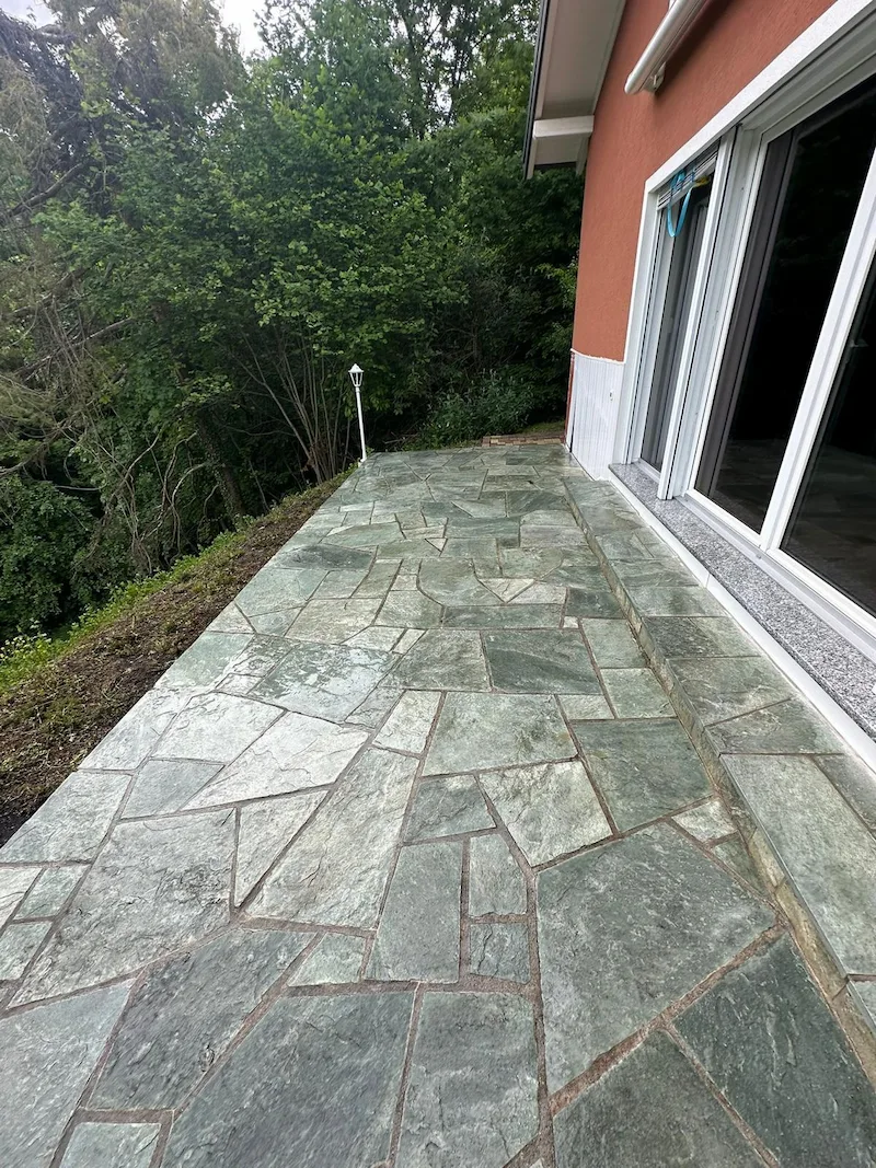 Terrasse pierre — moitié nettoyée
